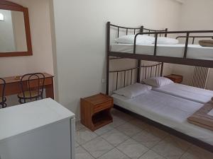zwei Etagenbetten in einem kleinen Zimmer mit einem Spiegel in der Unterkunft Elite Hotel in Athen + 62 Fotos