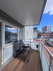 2 sillas sentadas en el balcón de un edificio en M:Hamn Centrum, en Mariehamn