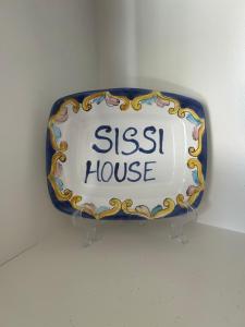 un cartel que dice casa sisu en una pared en Sissi House Salerno, en Salerno