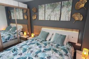 Ένα ή περισσότερα κρεβάτια σε δωμάτιο στο Superbe appartement avec vue mer, piscine et parking privé gratuit