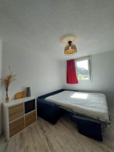 mały pokój z łóżkiem i oknem w obiekcie Le Studio du Queyras avec vue sur la montagne w mieście Abriès