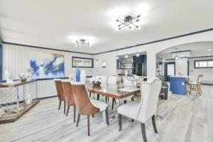 comedor y cocina con mesa y sillas en Luxurious Lake Lanier Home with Private Dock, en Flowery Branch