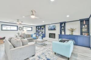 sala de estar con muebles azules y blancos en Luxurious Lake Lanier Home with Private Dock, en Flowery Branch