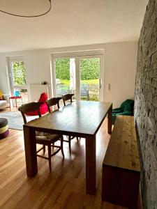 een woonkamer met een houten tafel en stoelen bij Ferienwohnung am Wartturm in Besigheim