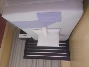 un soffitto in una stanza con scala con asciugamani di M-Dee Guest Pass Lodge a Phuthaditjhaba