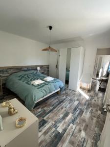 um quarto com uma cama e uma mesa em Maisonnette à 200 m de la plage em La Seyne-sur-Mer