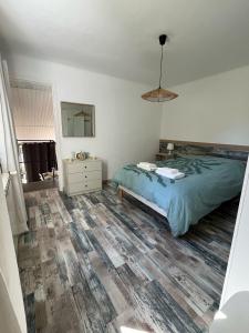 um quarto com uma cama, uma cómoda e um espelho em Maisonnette à 200 m de la plage em La Seyne-sur-Mer