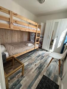 um quarto com 2 beliches e uma cadeira em Maisonnette à 200 m de la plage em La Seyne-sur-Mer