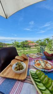 un tavolo da picnic con un piatto di cibo e verdure di R&R GESTHOUSE a Široka