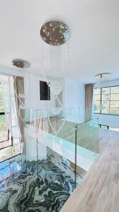 - une table en verre avec un lustre dans la chambre dans l'établissement Reggae Garden Villas, à Salad Beach