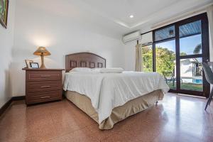 1 dormitorio con 1 cama, vestidor y ventana en Hotel Caña Brava Inn en Cañas