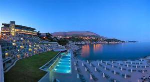 vista su una spiaggia con sedie e acqua di Studio Apartment Colors of Dubrovnik a Dubrovnik