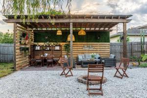 een patio met een tafel en stoelen en een pergola bij Upscale Ybor House with Outdoor Living Space in Tampa