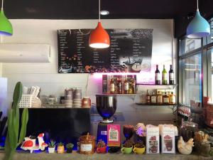 a restaurant with a counter with a chalkboard on the wall at โรงแรมแสนดีเพลส เมาเท่นวิว จอมทอง in Chom Thong