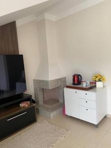 uma sala de estar com lareira e televisão em Sobrado Charmoso e Aconchegante / Santa Felicidade PR em Curitiba