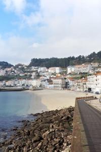 widok na plażę z budynkami i ocean w obiekcie Aireluz, miradoiro á ría w mieście Raxo