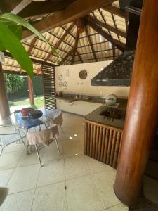 uma cozinha com uma mesa e um fogão num quarto em Casa Villa Lele em Salvador