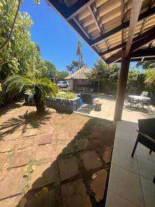 un patio con due sedie e un tavolo e una casa di Casa Villa Lele a Salvador