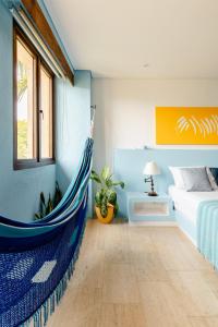 um quarto com uma cama e uma rede de descanso em Heart of Santa Marta / Designerloft / Rooftop Pool em Santa Marta