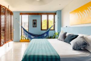 um quarto com uma cama e uma rede de descanso em Heart of Santa Marta / Designerloft / Rooftop Pool em Santa Marta