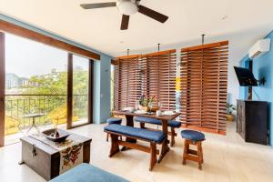 uma sala de estar com uma mesa e uma ventoinha de tecto em Heart of Santa Marta / Designerloft / Rooftop Pool em Santa Marta