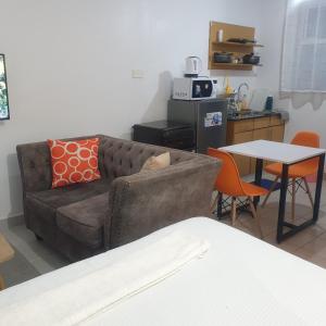 ナイロビにあるRacecourse one bed apartment ngong Roadのソファとテーブルのあるリビングルーム
