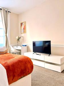 A television and/or entertainment centre at City Euphoria Homestay