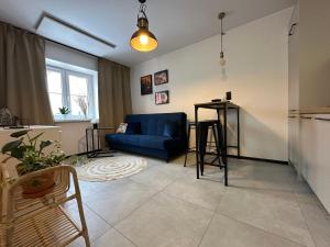 sala de estar con sofá azul y mesa en Apartament Kopalniok en Zabrze