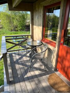 a porch with a table and chairs on it at Klobbars Gästhem o Stugor in Kökar