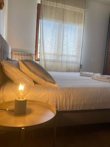 una camera da letto con un letto e una candela su un tavolo di L’Archè Comfort & Relax – Squirrel House a Corsico
