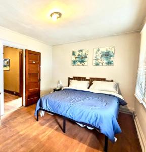 1 dormitorio con 1 cama grande con sábanas azules en Cute 3BR house with Pool Table - Bookings by rooms!, en Charleston