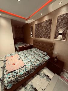 ein Schlafzimmer mit einem Bett mit einer Bettdecke darauf in der Unterkunft بورتو السخنة in Ain Suchna