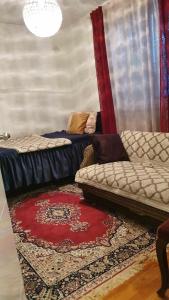 sala de estar con sofá y alfombra en Kuca en Sarajevo