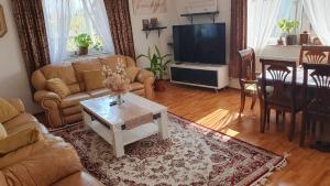 sala de estar con sofá y mesa en Kuca en Sarajevo