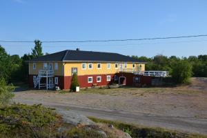 a house that is on the side of a road at Klobbars Gästhem o Stugor in Kökar