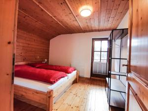 una camera da letto con letto in una camera in legno di Haus Schlager "dasFerienhaus" ad Annaberg im Lammertal