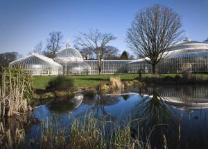 Una vista de las cúpulas de cristal del jardín botánico. en Rustic Top Floor West End Pad With Balcony, Parking next to Byers Road, Aston Lane, Glasgow Uni, en Glasgow