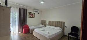 Postel nebo postele na pokoji v ubytování KOA Hotel Tiranë