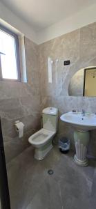 Koupelna v ubytování KOA Hotel Tiranë