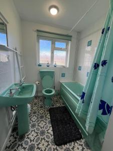 Et badeværelse på Bermuda Haven 124, Hemsby - Two storey, three bed chalet, sleeps 7, pet free site, onsite entertainment