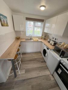 Kitchen o kitchenette sa Bermuda Haven 124, Hemsby - Two storey, three bed chalet, sleeps 7, pet free site, onsite entertainment