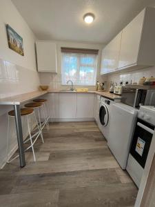 Dapur atau dapur kecil di Bermuda Haven 124, Hemsby - Two storey, three bed chalet, sleeps 7, pet free site, onsite entertainment