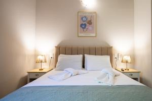 ein Bett mit zwei weißen Handtüchern darauf in der Unterkunft Irida Residence in Kerion