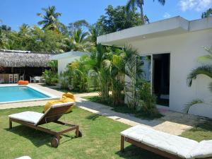 un patio con una silla y una piscina en Zodiaco in Las Terrenas en Las Terrenas