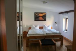 ein Schlafzimmer mit einem Bett mit Holzrahmen in der Unterkunft Efeu 4 Pers in Röbel