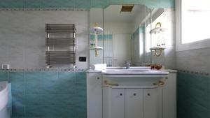 a bathroom with a sink and a mirror at Italianway - San Bartolomeo 7 in Rapallo +20 photos