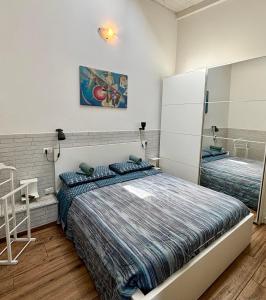 - une chambre avec un lit et un miroir dans l'établissement Loft ANAGNINA, à Rome
