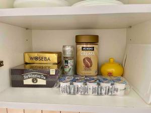 una mensola in un frigorifero pieno di prodotti alimentari di Miejska oaza a Varsavia