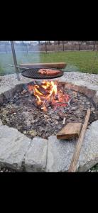 eine Feuerstelle mit einem Grill mit einem Haufen Essen in der Unterkunft Pole biwakowe U Marcina in Kwidzyn