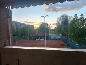 een raam met uitzicht op een tennisbaan bij Le Due Isole in Bologna